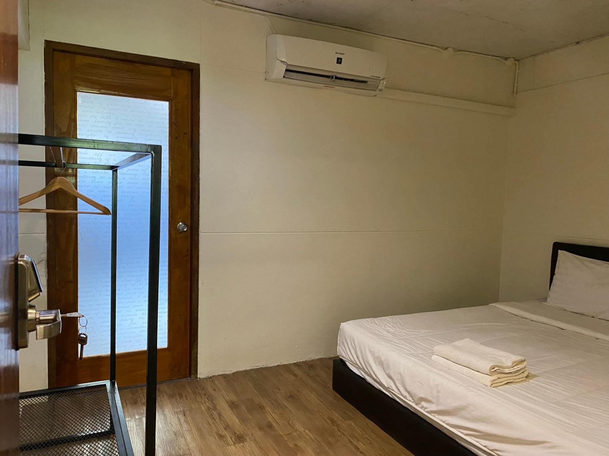 Boundary Hostel And Cafe Surat Thani Exterior photo